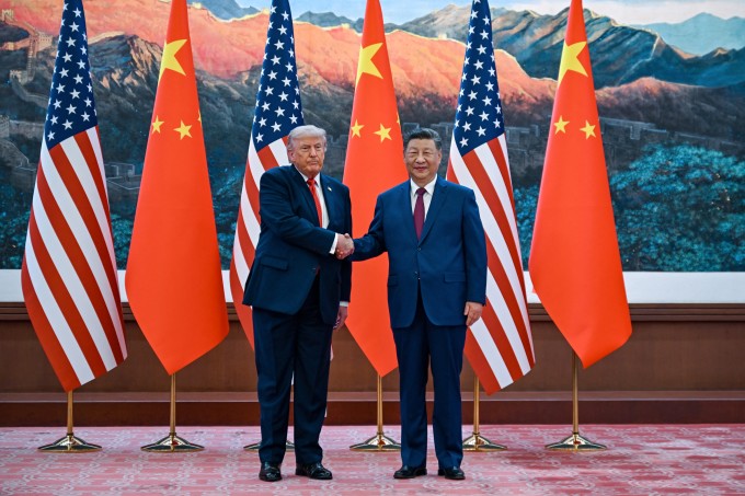 Tổng thống Mỹ Donald Trump (trái) bắt tay Chủ tịch Trung Quốc Tập Cận Bình tại Đại lễ đường Nhân dân, Bắc Kinh ngày 14/5. Ảnh: AFP