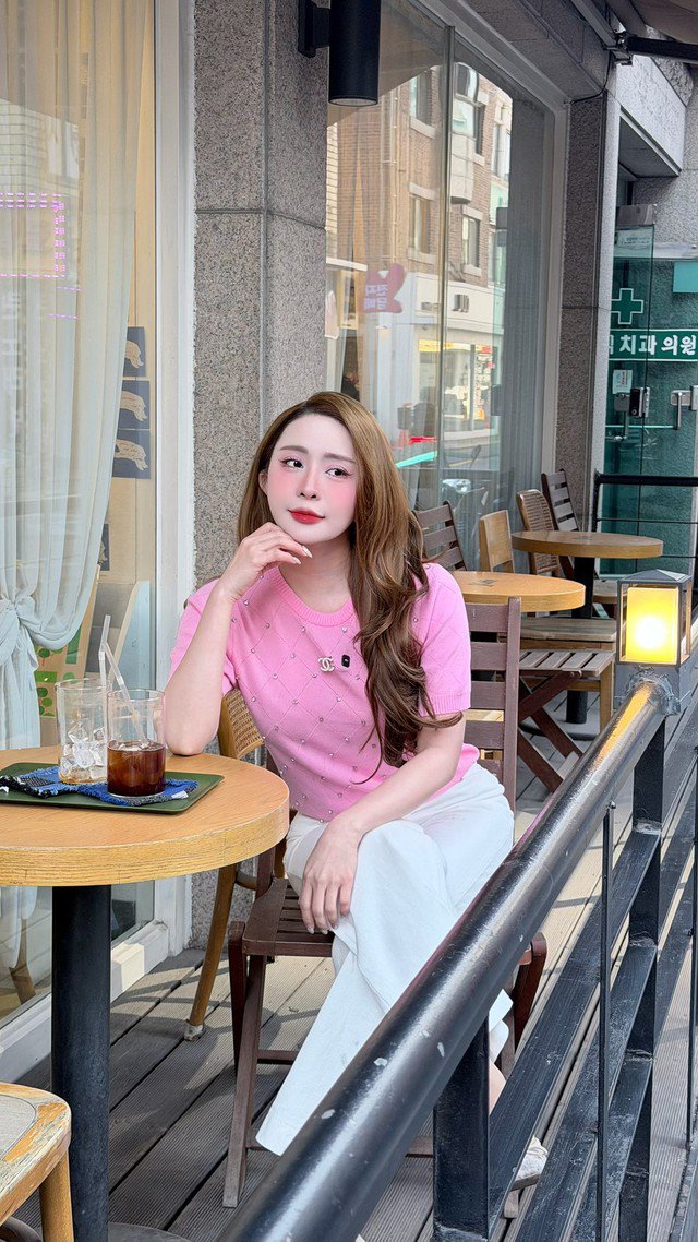 Bên cạnh hình ảnh quyến rũ, Quỳnh Nga còn cho thấy sự linh hoạt trong cách biến hóa phong cách. Khi xuất hiện tại các sự kiện giải trí, cô thường theo đuổi hình ảnh sang trọng với đầm dạ hội, chất liệu ánh kim hoặc satin cao cấp. Trong đời thường, nữ diễn viên lại ưu tiên phong cách trẻ trung, năng động với quần jeans, áo croptop, blazer hay các set đồ mang hơi hướng tối giản. Chính sự chuyển đổi mềm mại giữa hai hình ảnh giúp cô giữ được sức hút riêng trong mắt công chúng.