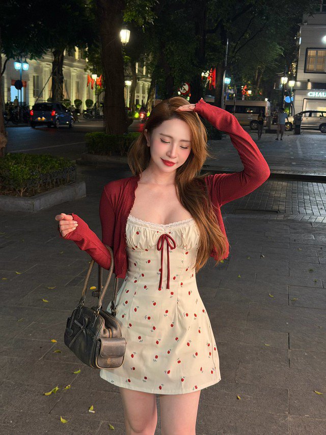 Ở tuổi trưởng thành của sự nghiệp, Quỳnh Nga không còn đơn thuần theo đuổi hình ảnh nổi bật bằng sự táo bạo. Gu thời trang của cô hiện nay phản ánh hình ảnh một người phụ nữ hiện đại: tự tin, quyến rũ nhưng vẫn tinh tế. Chính sự cân bằng đó giúp “cá sấu chúa” duy trì sức hút riêng giữa nhiều gương mặt mới của làng giải trí Việt.