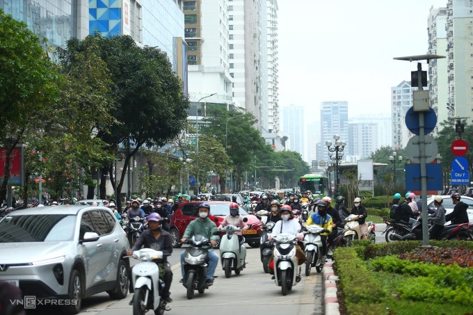 Phương tiện nối đuôi nhau di chuyển trên đường Lê Văn Lương. Ảnh: Việt An