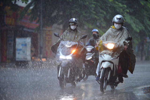 Miền Bắc mưa dông chiều nay, cảnh báo lốc sét, gió giật mạnh.