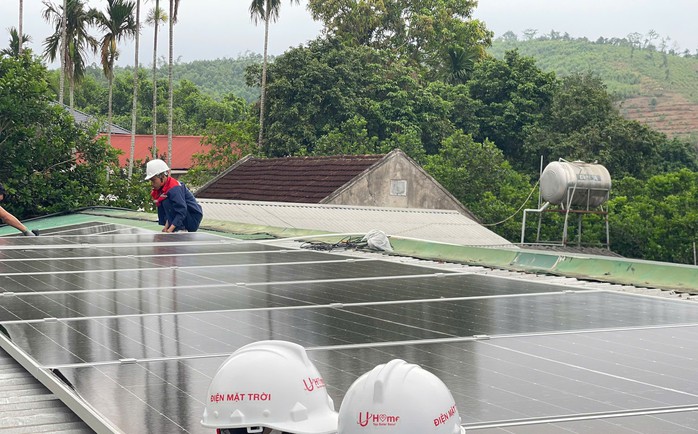 Giá tấm pin năng lượng, pin lưu trữ đồng loạt tăng giữa "cơn sốt" lắp điện mặt trời mái nhà - 1