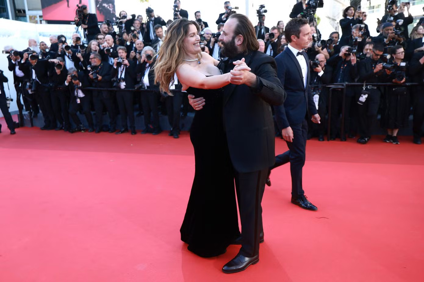Dù không phải một cặp (Casta kết hôn với tài tử Louis Garrel vào năm 2017), hai người có nhiều cử chỉ thân mật như khoác tay nhau, đùa giỡn, "động chạm" trên thảm đỏ. Bộ đôi còn bất ngờ khiêu vũ giữa dàn sao đang tạo dáng chụp ảnh. Ảnh: Getty Images