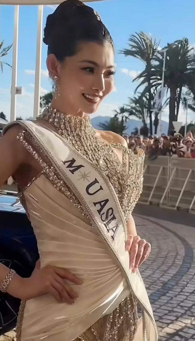 Trong ngày thứ 4 ở Liên hoan phim Cannes 2026, người đẹp Zhao Na - Miss Universe Asia 2025 tới tham dự lễ công chiếu bộ phim Karma . Cô diện bộ váy dạ hội đính kết lấp lánh, đeo sash trong suốt quá trình di chuyển từ khách sạn tới thảm đỏ.