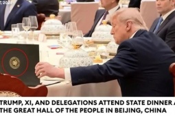 Thực hư clip ông Donald Trump "lật tài liệu của ông Tập Cận Bình" trong quốc yến