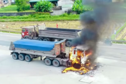 Xe tải bốc cháy dữ dội gần cây xăng ở Nghệ An