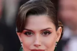 Dàn hoa hậu đổ bộ thảm đỏ Cannes