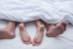 Vợ quấn khăn tắm lao ra đường khóc lóc sau khi bị chồng phát hiện ngoại tình