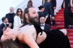 Khoảnh khắc 'điên' nhất thảm đỏ Cannes