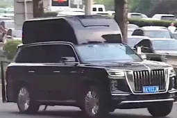 Xe Hồng Kỳ 'độ nóc' gây chú ý trong đoàn hộ tống ông Trump ở Bắc Kinh