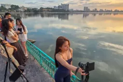 Nườm nượp check-in hoàng hôn 'tuyệt đối điện ảnh' ở Hồ Tây