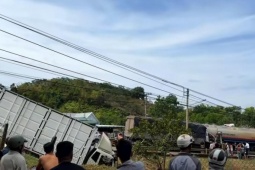 Xe bồn va chạm liên hoàn với 2 xe tải trên Quốc lộ 14, 1 tài xế kẹt trong cabin