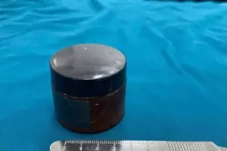 Người đàn ông hoảng loạn khi hũ mỹ phẩm chui tọt vào trực tràng