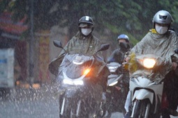 Miền Bắc kết thúc nắng nóng, mưa dông kèm nguy cơ lốc sét