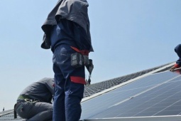 Giá tấm pin năng lượng, pin lưu trữ đồng loạt tăng giữa "cơn sốt" lắp điện mặt trời mái nhà
