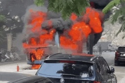Xe buýt cháy dữ dội trên phố ở trung tâm Hà Nội