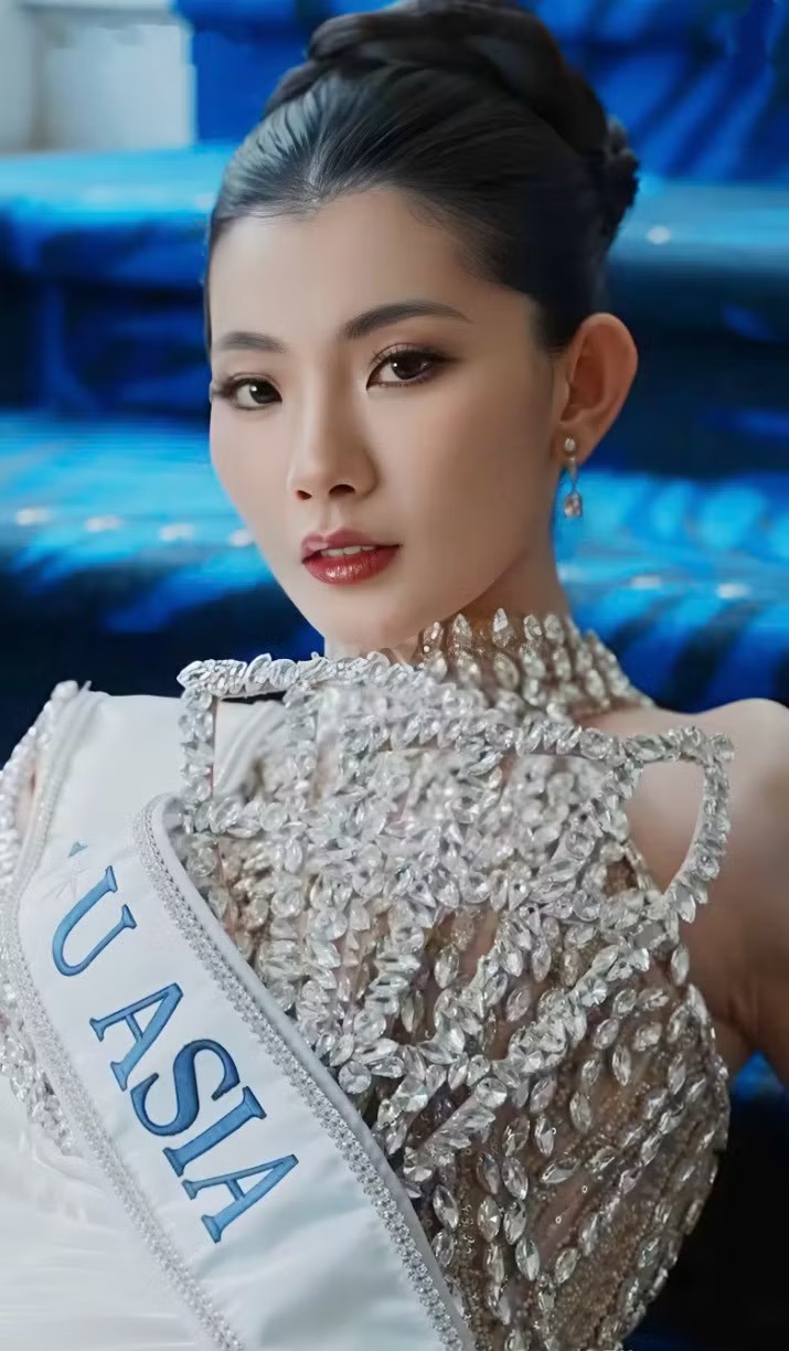 Zhao Na chọn phong cách trang điểm sang trọng, búi tóc thanh lịch. Nhan sắc của người đẹp Trung Quốc nhận được nhiều lời khen ngợi từ các fan sắc đẹp. Zhao Na được xem là đại diện xuất sắc nhất mà Trung Quốc cử tới đấu trường Hoa hậu Hoàn vũ những năm gần đây. Cô đã lọt vào top 12 chung cuộc tại Hoa hậu Hoàn vũ 2025 và được trao danh hiệu Hoa hậu Hoàn vũ châu Á.