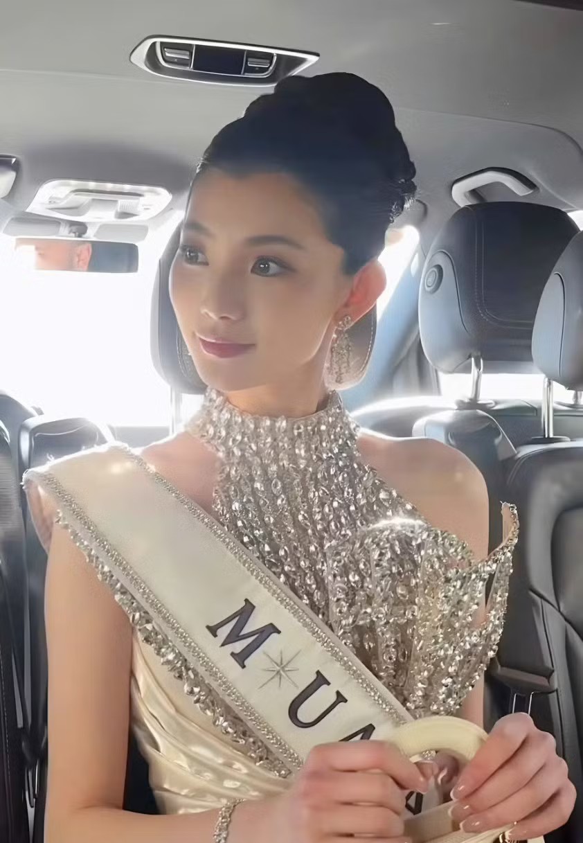 Zhao Na chọn phong cách trang điểm sang trọng, búi tóc thanh lịch. Nhan sắc của người đẹp Trung Quốc nhận được nhiều lời khen ngợi từ các fan sắc đẹp. Zhao Na được xem là đại diện xuất sắc nhất mà Trung Quốc cử tới đấu trường Hoa hậu Hoàn vũ những năm gần đây. Cô đã lọt vào top 12 chung cuộc tại Hoa hậu Hoàn vũ 2025 và được trao danh hiệu Hoa hậu Hoàn vũ châu Á.