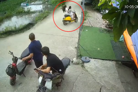 Clip: "Dở khóc dở cười" hai cô gái ôm cua mất lái, lao thẳng xuống nước bên đường