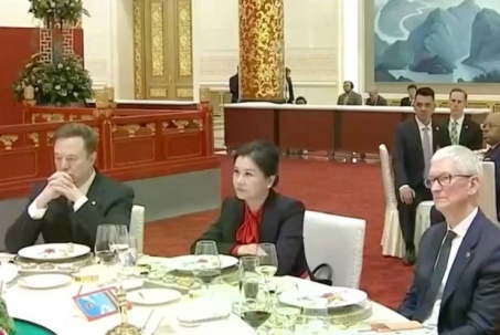 Bất ngờ với xuất thân người phụ nữ ngồi giữa tỷ phú Tim Cook và Elon Musk ở Bắc Kinh