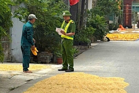 Phơi thóc trên đường cản trở giao thông, người dân nói biết nguy hiểm vẫn làm