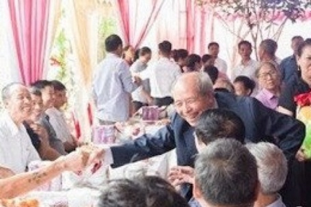 Bố mẹ kỷ niệm 50 năm ngày cưới, 4 con tổ chức linh đình, mời 200 người đến dự