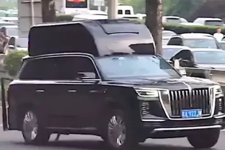 Xe Hồng Kỳ 'độ nóc' gây chú ý trong đoàn hộ tống ông Trump ở Bắc Kinh