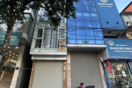 Biển "cho thuê nhà", "sang nhượng mặt bằng" xuất hiện dày đặc trên các tuyến phố "đất vàng" ở Hà Nội