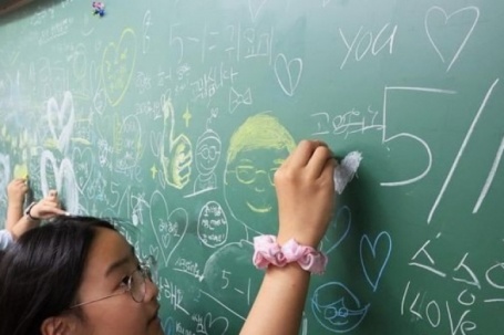 Học sinh tiểu học bị cáo buộc hành hung cô giáo suốt 20 phút