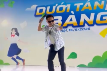 Thầy hiệu trưởng nhảy và hát ‘cực sung’ trong ngày trưởng thành của học sinh lớp 9