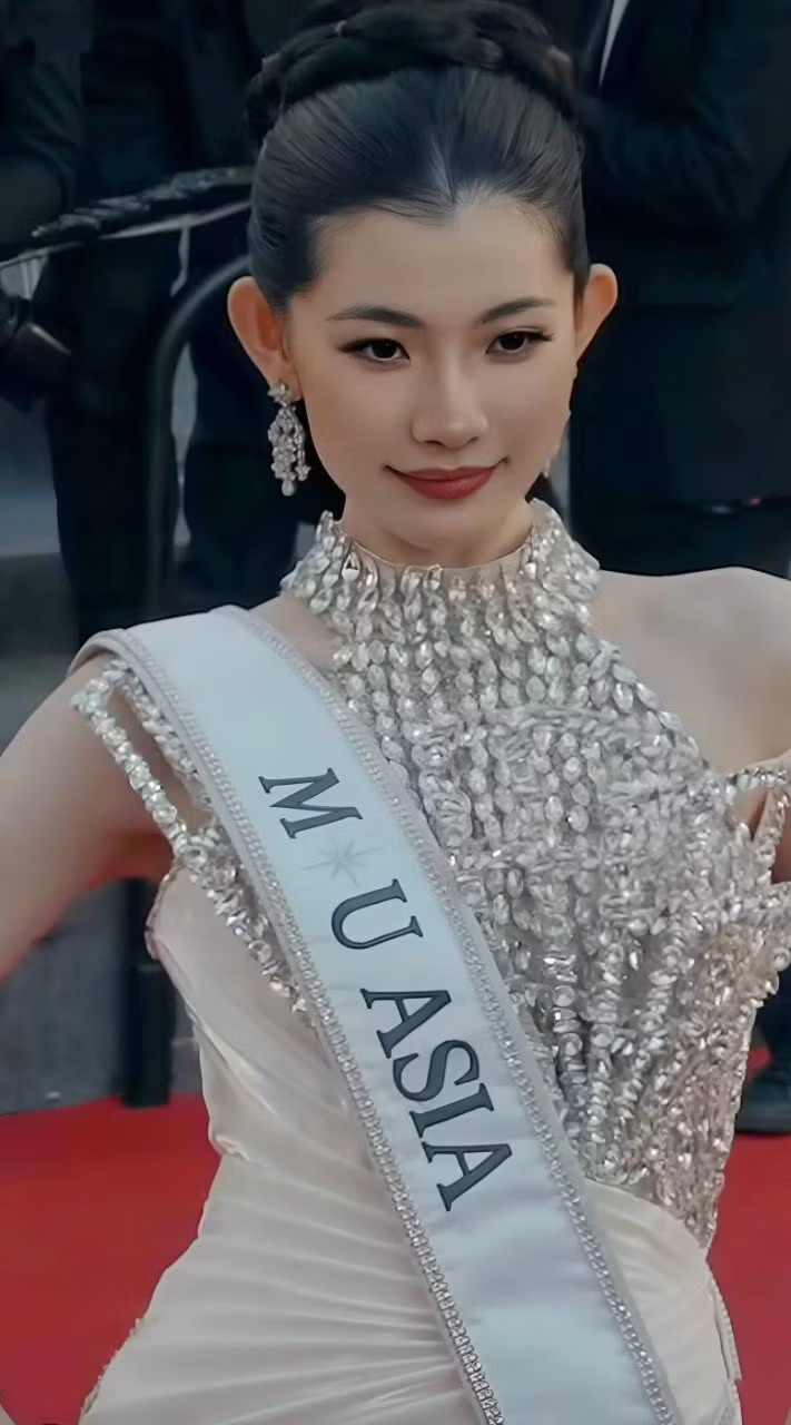 Dù tỏa sáng với nhan sắc thanh lịch nhưng việc Zhao Na đeo sash lên thảm đỏ liên hoan phim danh giá nhất hành tinh vẫn gây tranh cãi. Nhiều người cho rằng cô sợ không ai nhận ra mình. Trước đó, đương kim Hoa hậu Hoàn vũ Fatima Bosch cũng đeo sash Miss Universe khi xuất hiện trong ngày khai mạc Liên hoan phim Cannes. Nhiều người cho rằng Fatima xuất hiện mờ nhạt, không được chú ý trên thảm đỏ. Một số bình luận còn chỉ ra rằng Fatima bị các tay máy ngó lơ.