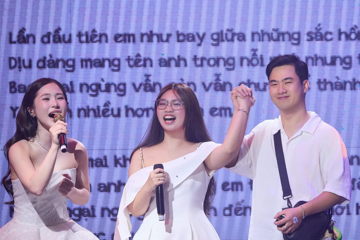 Khoảnh khắc nữ ca sĩ giúp fan cầu hôn trong fan meeting.