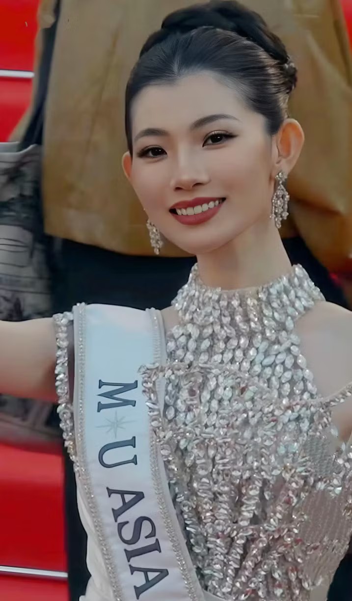 Dù tỏa sáng với nhan sắc thanh lịch nhưng việc Zhao Na đeo sash lên thảm đỏ liên hoan phim danh giá nhất hành tinh vẫn gây tranh cãi. Nhiều người cho rằng cô sợ không ai nhận ra mình. Trước đó, đương kim Hoa hậu Hoàn vũ Fatima Bosch cũng đeo sash Miss Universe khi xuất hiện trong ngày khai mạc Liên hoan phim Cannes. Nhiều người cho rằng Fatima xuất hiện mờ nhạt, không được chú ý trên thảm đỏ. Một số bình luận còn chỉ ra rằng Fatima bị các tay máy ngó lơ.