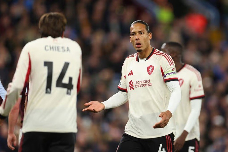 Cú đúp của Van Dijk&nbsp;không thể giúp Liverpool tránh khỏi thất bại trước&nbsp;Aston Villa