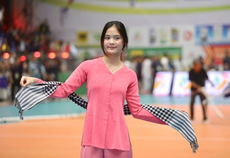 Rực rỡ bóng chuyền cúp VTV: Dàn "hoa khôi" mặc áo bà ba khoe nhan sắc nổi bật - 9