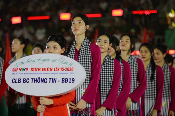 Phạm Quỳnh Hương (cao nhất) và các cầu thủ Thông Tin Đông Bắc nổi bật trong tà áo bà ba