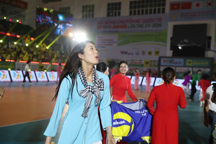 Rực rỡ bóng chuyền cúp VTV: Dàn "hoa khôi" mặc áo bà ba khoe nhan sắc nổi bật - 5