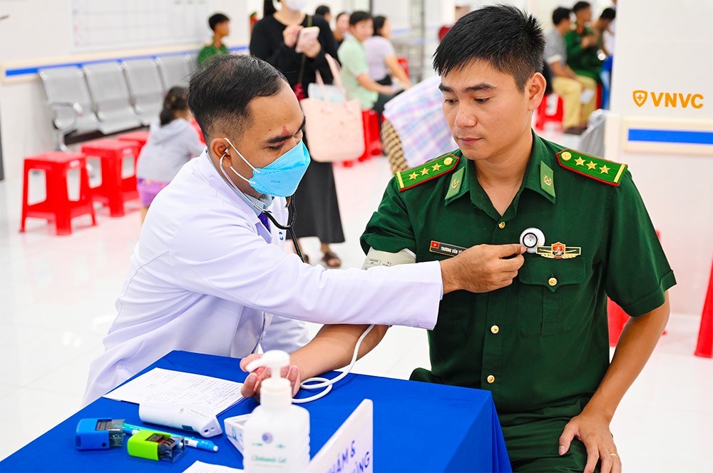 Trẻ em, phụ nữ, người cao tuổi, bộ đội được khám, tiêm vắc xin và tư vấn các thông tin về tiêm chủng vắc xin tại Trung tâm quân, dân y Côn Đảo. Ảnh: Minh Trung