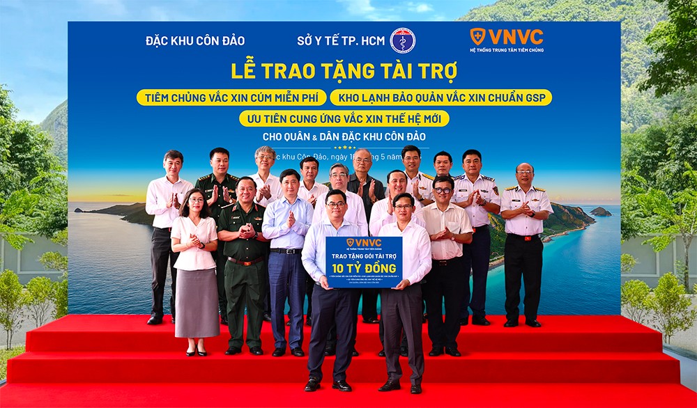 Ông Nguyễn Phước Lộc - Ủy viên Ban Chấp hành Trung ương Đảng, Phó Bí thư Thành ủy, Chủ tịch Ủy ban MTTQ Việt Nam TP.HCM; TS.BS Huỳnh Minh Chín - Phó Giám đốc Sở Y tế TP.HCM; ông Lê Hoàng Hải - Bí thư Đảng ủy Đặc khu, Chủ tịch HĐND Đặc khu Côn Đảo cùng đại diện các sở, ban, ngành, lực lượng cảnh sát biển và đông đảo nhân dân địa phương chứng kiến Lễ trao tặng gói tài trợ của VNVC tại Đặc khu Côn Đảo. Ảnh: Minh Trung