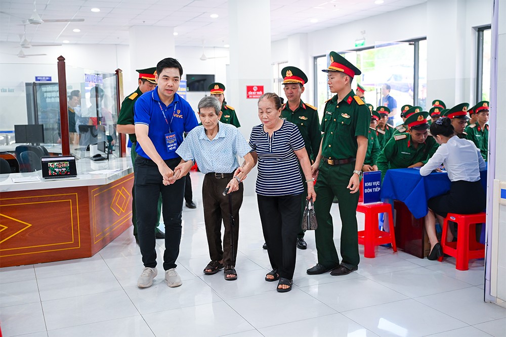 Cựu tù chính trị Nguyễn Xuân Viên (82 tuổi) cùng vợ đến tiêm vắc xin từ sáng sớm, ông cũng là cựu tù chính trị duy nhất còn sinh sống tại Côn Đảo. Ảnh: Minh Trung