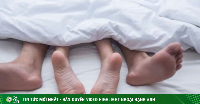 Vợ quấn khăn tắm lao ra đường khóc lóc sau khi bị chồng phát hiện ngoại tình