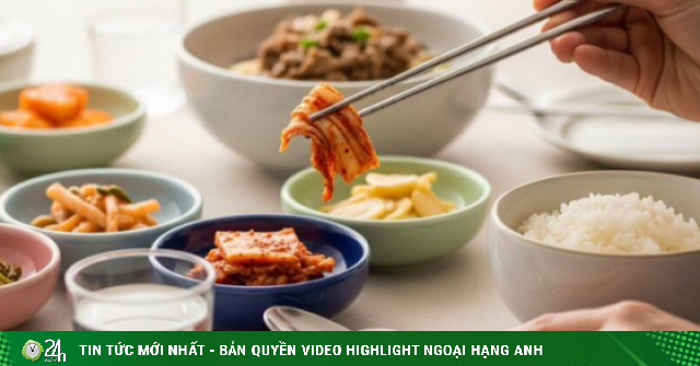 Vì sao người Hàn Quốc không bưng bát lên khi ăn cơm?
