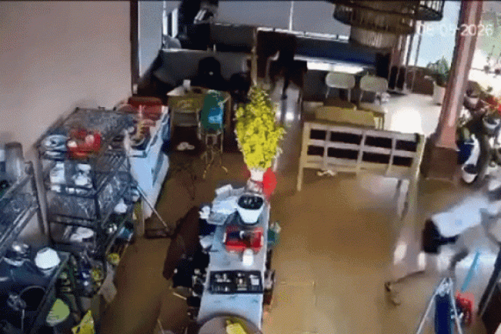 Khởi tố 12 học sinh lao vào quán cà phê tấn công 1 người tử vong