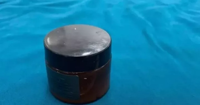 Người đàn ông hoảng loạn khi hũ mỹ phẩm chui tọt vào trực tràng