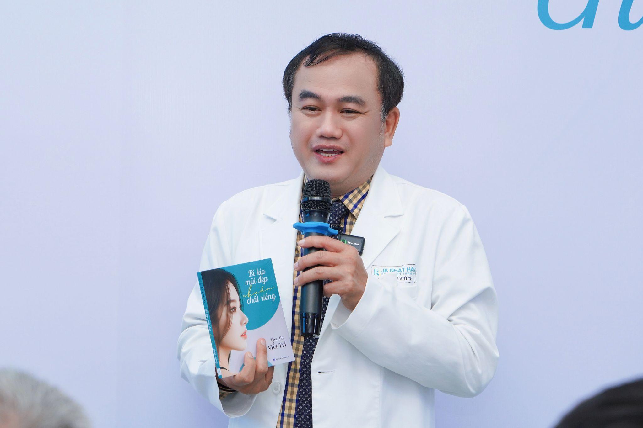 Bác sĩ Trí chia sẻ tại sự kiện ra mắt sách