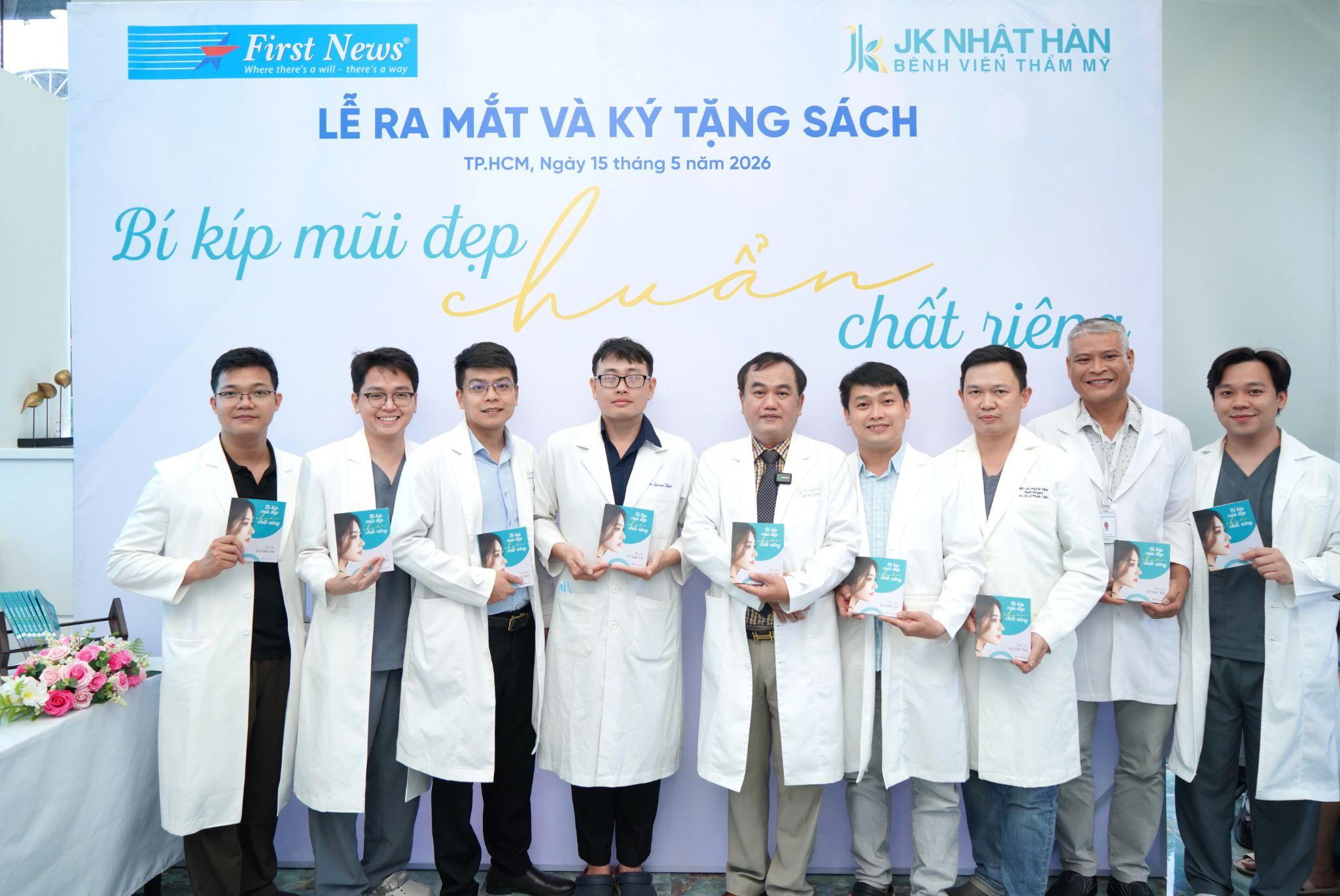 Đội ngũ bác sĩ chuyên môn tại JK Nhật Hàn được trao tặng sách
