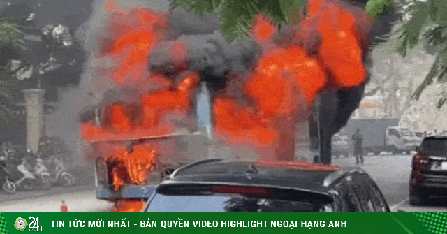 Xe buýt cháy dữ dội trên phố ở trung tâm Hà Nội