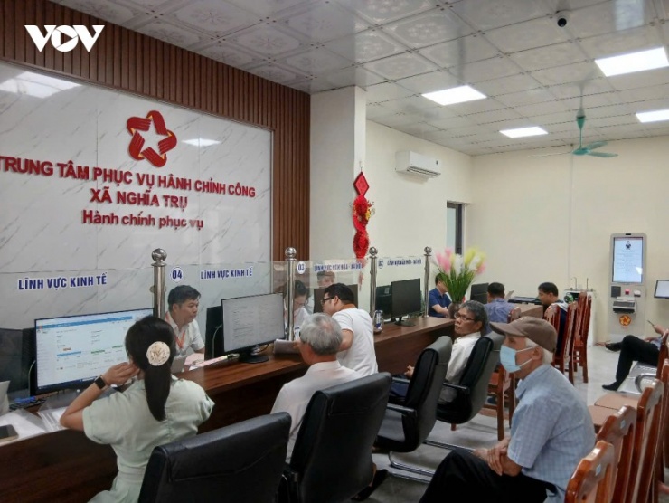 Trung tâm Phục vụ hành chính công xã Nghĩa Trụ mỗi ngày tiếp nhận gần 200 hồ sơ.