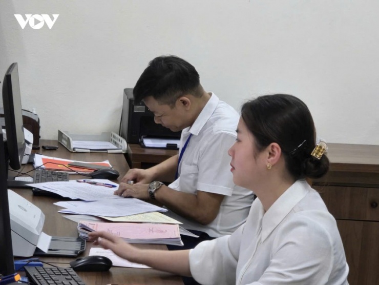 18 giờ chiều cán bộ Trung tâm Phục vụ hành chính công xã Như Quỳnh vẫn miệt mài làm việc