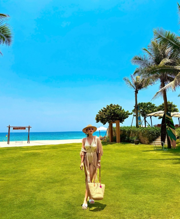 Nữ diễn viên chia sẻ với VietNamNet rằng hiện đang ra biển ở ẩn. Cô chủ yếu bay đi bay lại giữa Đà Nẵng và TPHCM, thi thoảng mới quay lại Hà Nội.&nbsp;